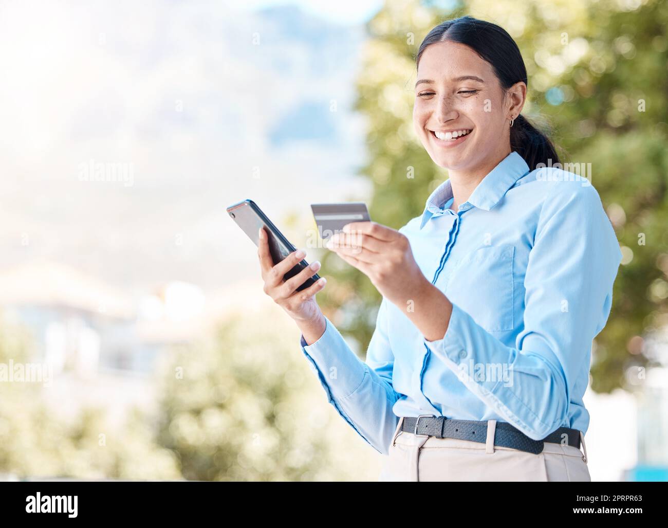 Acquisti online, telefonici e femminili con carta di credito sul sito Web di e-commerce per un pagamento digitale semplice e veloce. Felice, sorridente e giovane ragazza che spende denaro, portafoglio elettronico o contanti come cliente tramite Internet banking Foto Stock