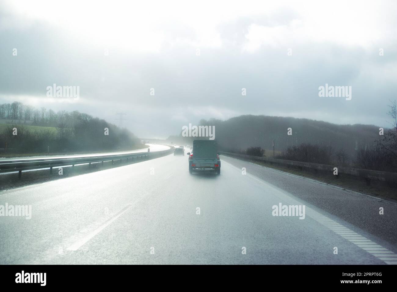 Esplora la campagna. Una strada di campagna che si standa attraverso un paesaggio pittoresco. Foto Stock