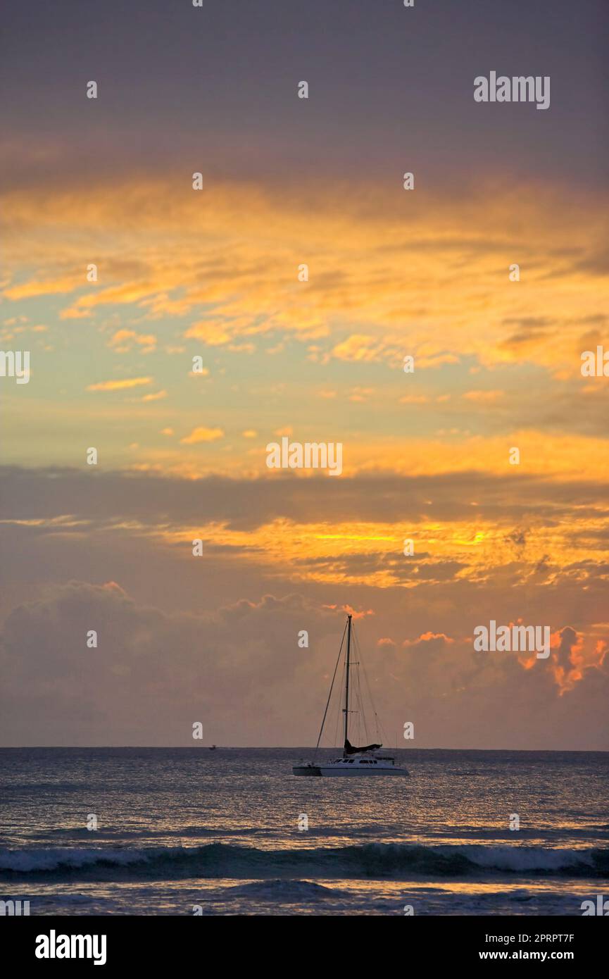 Vista sull'oceano, splendido tramonto sulla spiaggia. Foto Stock