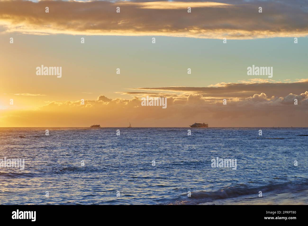 Vista sull'oceano, splendido tramonto sulla spiaggia. Foto Stock