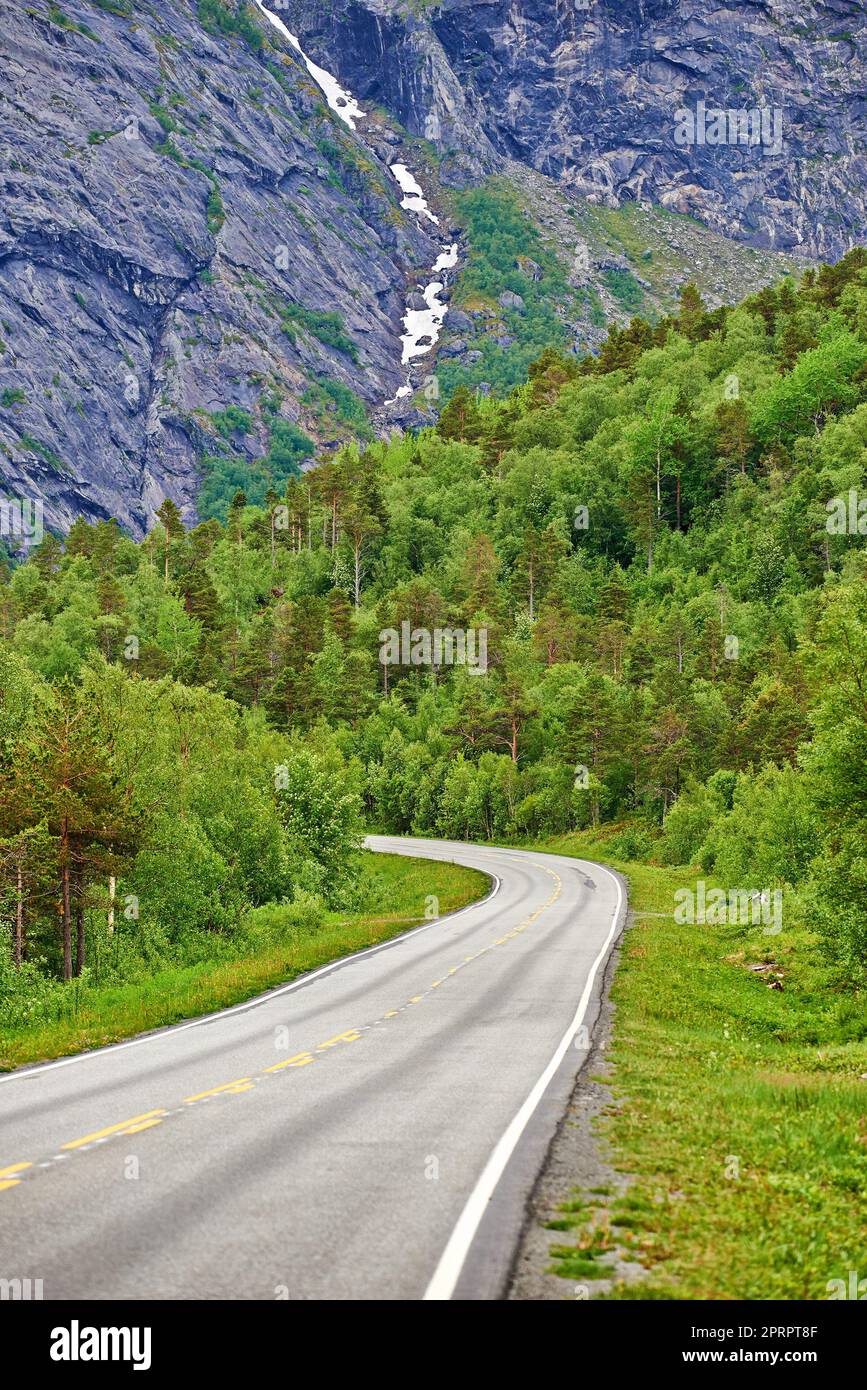 Bellissimo paesaggio norvegese. Paesaggio nel mese di giugno vicino a Bodo, Nordland, Norvegia. Foto Stock