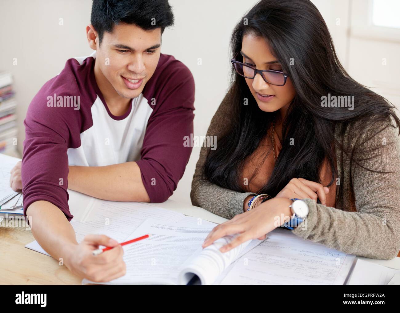 Aiutandola a preparare gli esami. Due studenti universitari che studiano. Foto Stock