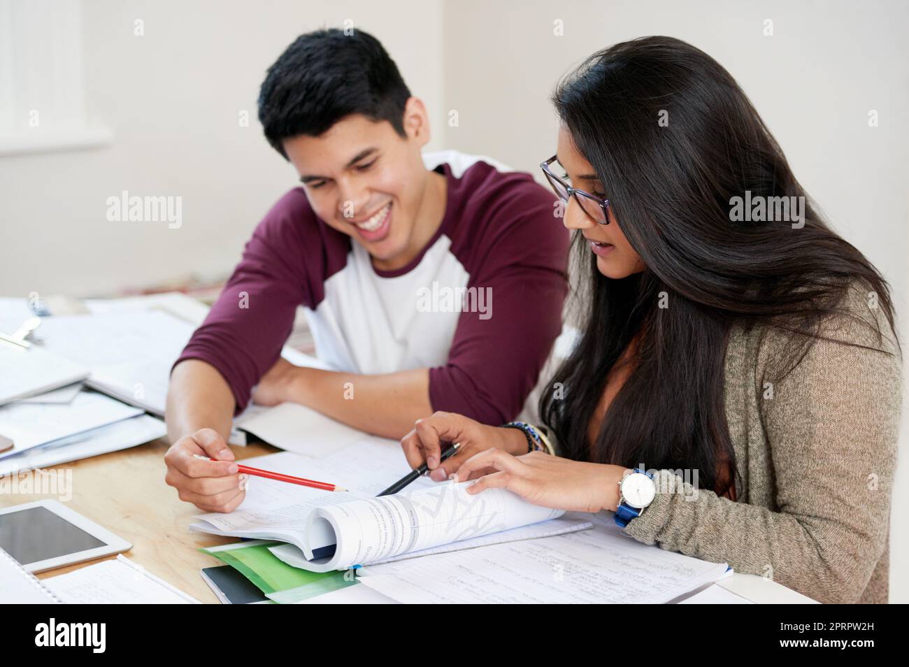 Dandole una mano d'aiuto, due studenti universitari che studiano. Foto Stock
