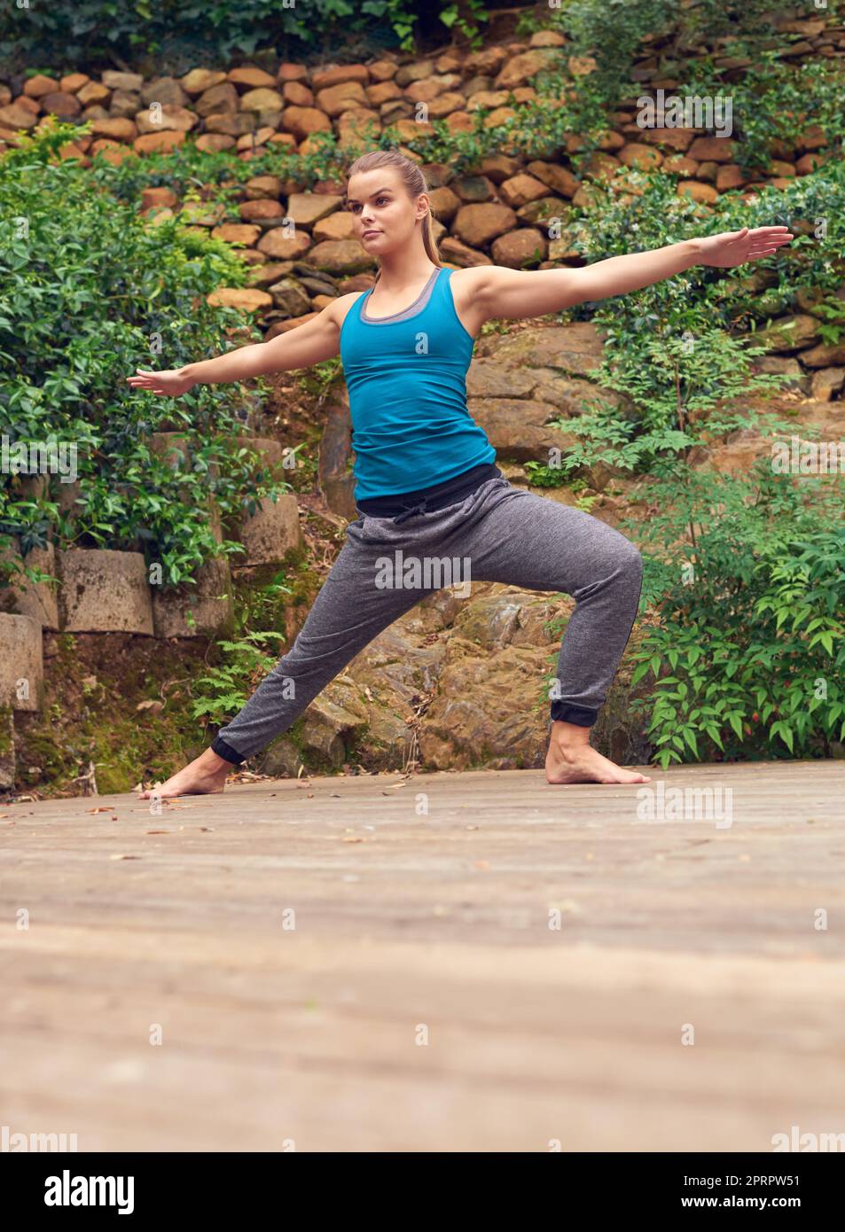 La mente, il corpo e lo spirito si sono allineati. Una giovane donna che pratica lo yoga all'aperto. Foto Stock