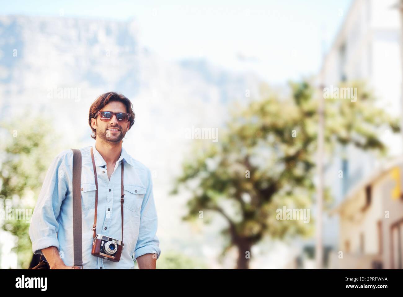 Viaggiare è fare un viaggio in te stesso, un bel turista giovane che visita le attrazioni turistiche. Foto Stock