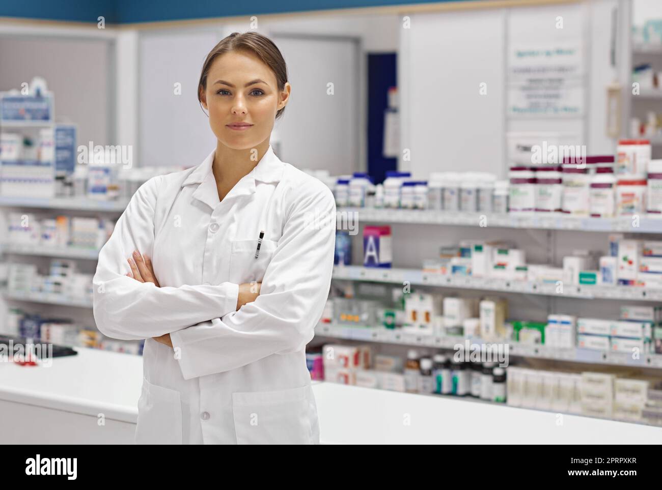 Garantire che i clienti ottenano il farmaco giusto. Ritratto di un giovane farmacista attraente in piedi al banco di prescrizione. Foto Stock