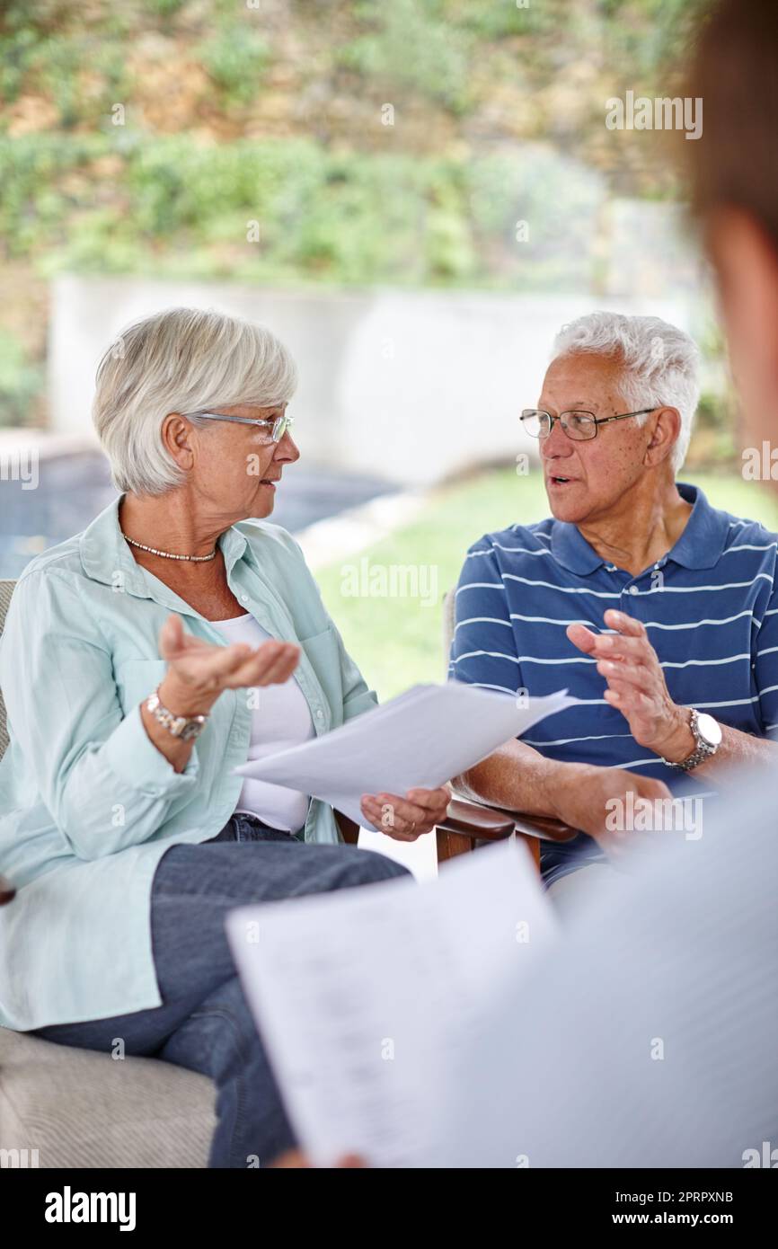 Realizzate le vostre aspirazioni finanziarie. Scatto sopra la spalla di un consulente finanziario che incontra una coppia anziana nella loro sede. Foto Stock