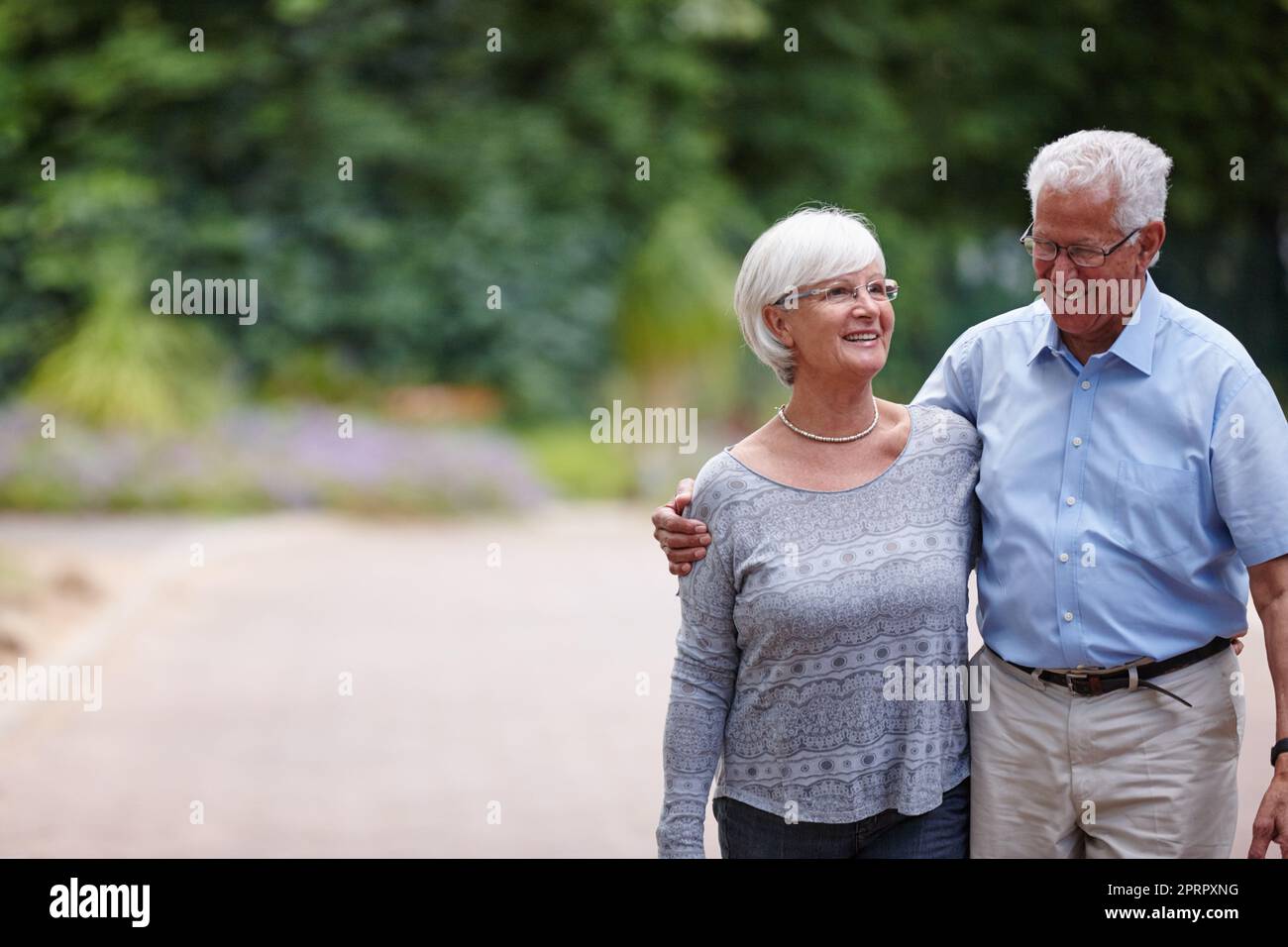 Godetevi le piccole cose della vita. Una coppia anziana che cammina all'aperto. Foto Stock