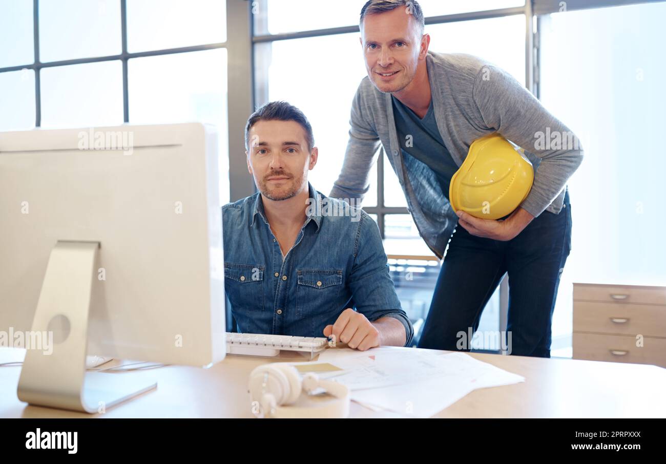 Architetti compiuti. Ritratto di due bei architetti che lavorano insieme nel loro ufficio. Foto Stock