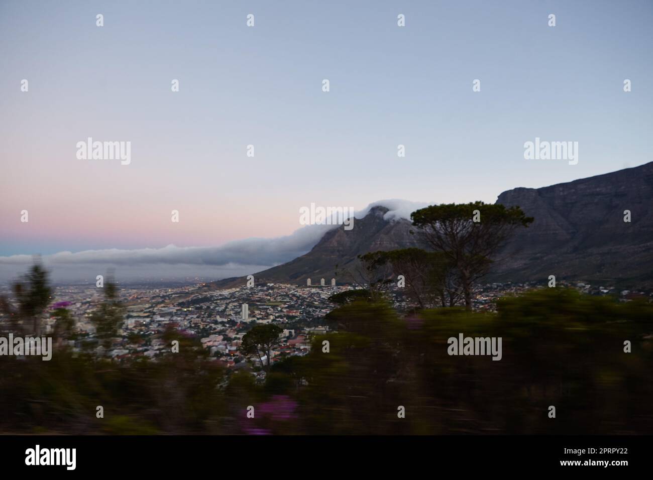 Bellezza urbana. Una vista alta della città di Città del Capo, Sud Africa in una giornata nuvolosa. Foto Stock