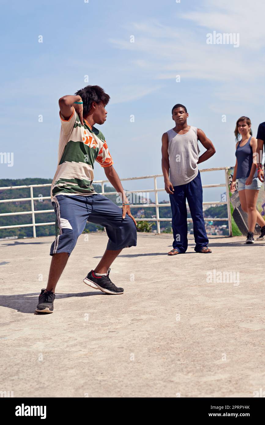 Ballare per le strade, un gruppo di giovani che guardano un breakdancer per le strade. Foto Stock
