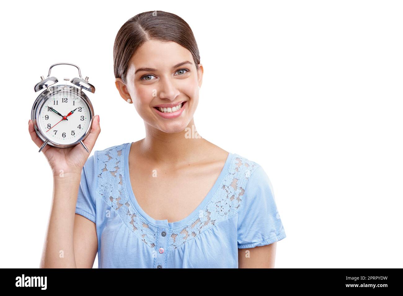 Sfrutta al massimo ogni minuto. Ritratto di una giovane donna attraente che tiene un orologio su uno sfondo bianco. Foto Stock
