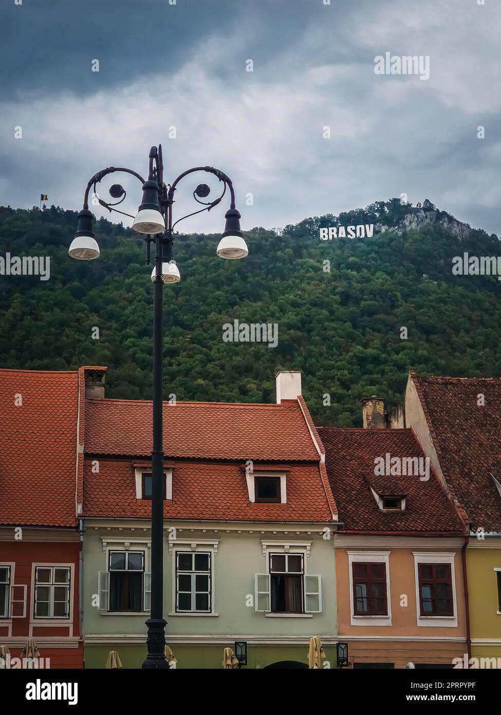 La città vecchia di Brasov con colorati edifici d'epoca in stile tradizionale sassone con vista sull'insegna sulla cima della collina. Popolare posizione turistica in Romania Foto Stock