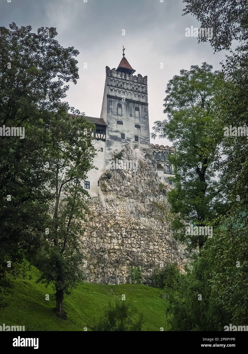 La fortezza medievale di Bran conosciuta come castello di Dracula in Transilvania, Romania. Storica roccaforte in stile sassone nel cuore dei monti Carpazi Foto Stock