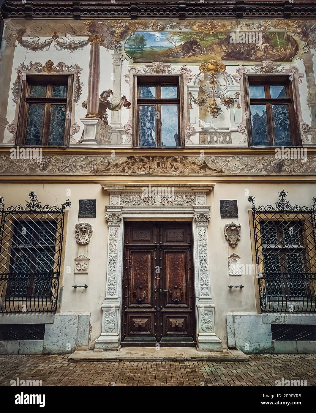 Belle pareti dipinte e dettagli della facciata del castello di Peles la residenza reale a Sinaia, Romania Foto Stock