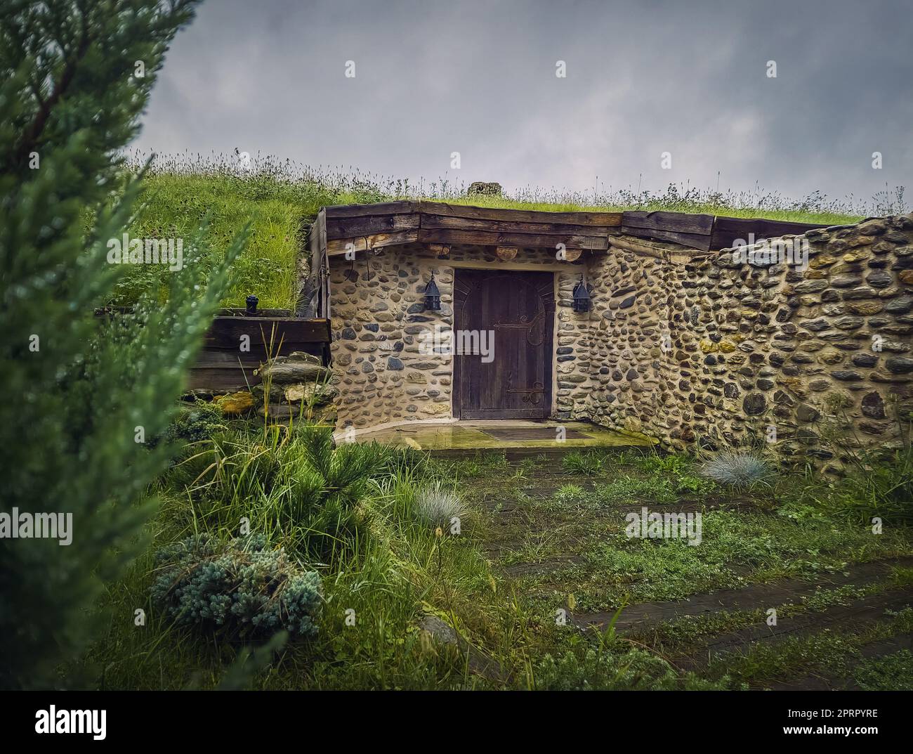 Una casa hobbit nascosta parte sotterranea del Castello di Clay dalla Valle di Fairies, un complesso turistico in Transilvania, Romania Foto Stock