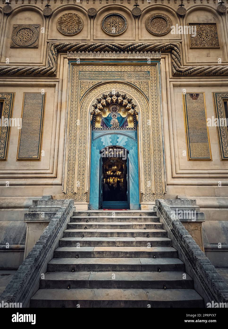 Curtea de Arges famoso monastero cristiano-ortodosso in Romania. Splendidi dettagli architettonici della Cattedrale e la porta d'ingresso Foto Stock