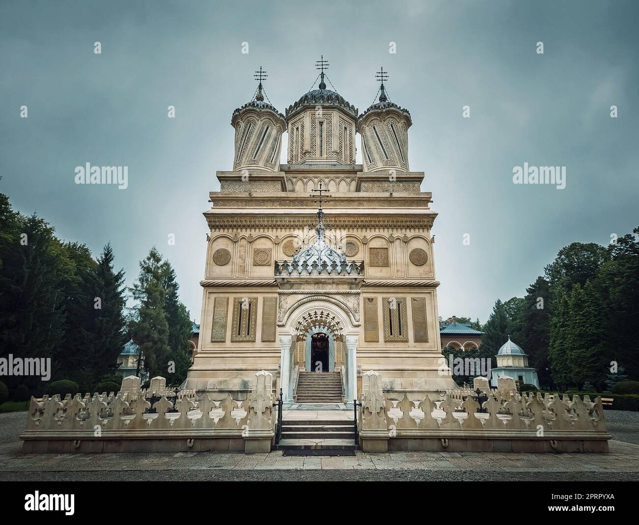 Curtea de Arges antico monastero cristiano-ortodosso in Romania. Bella facciata del Duomo e dettagli architettonici dalla leggenda dell'artigiano Manole Foto Stock