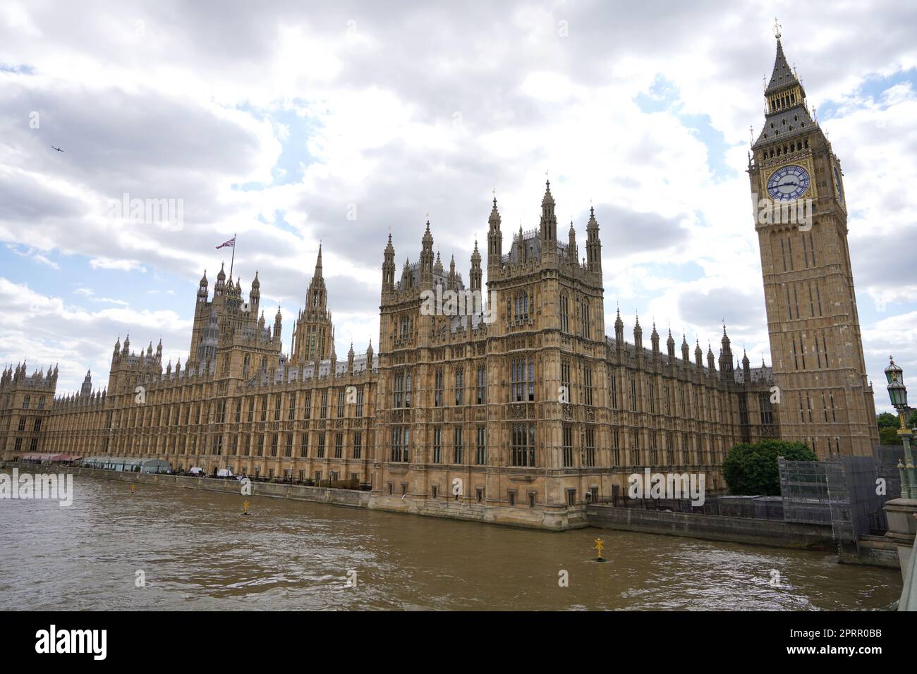 Palazzo di Westminster conosciuto informalmente come le Houses of Parliament con la torre del Big Ben sulla riva nord del Tamigi nella City of Westminster, nel centro di Londra, in Inghilterra Foto Stock