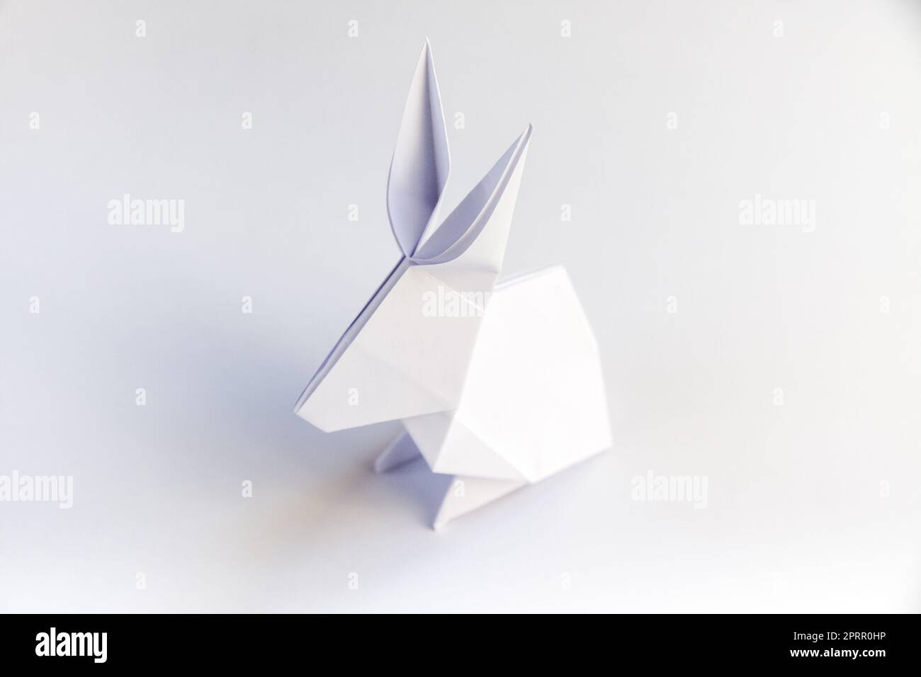 Origami di coniglio di carta isolato su uno sfondo bianco Foto Stock