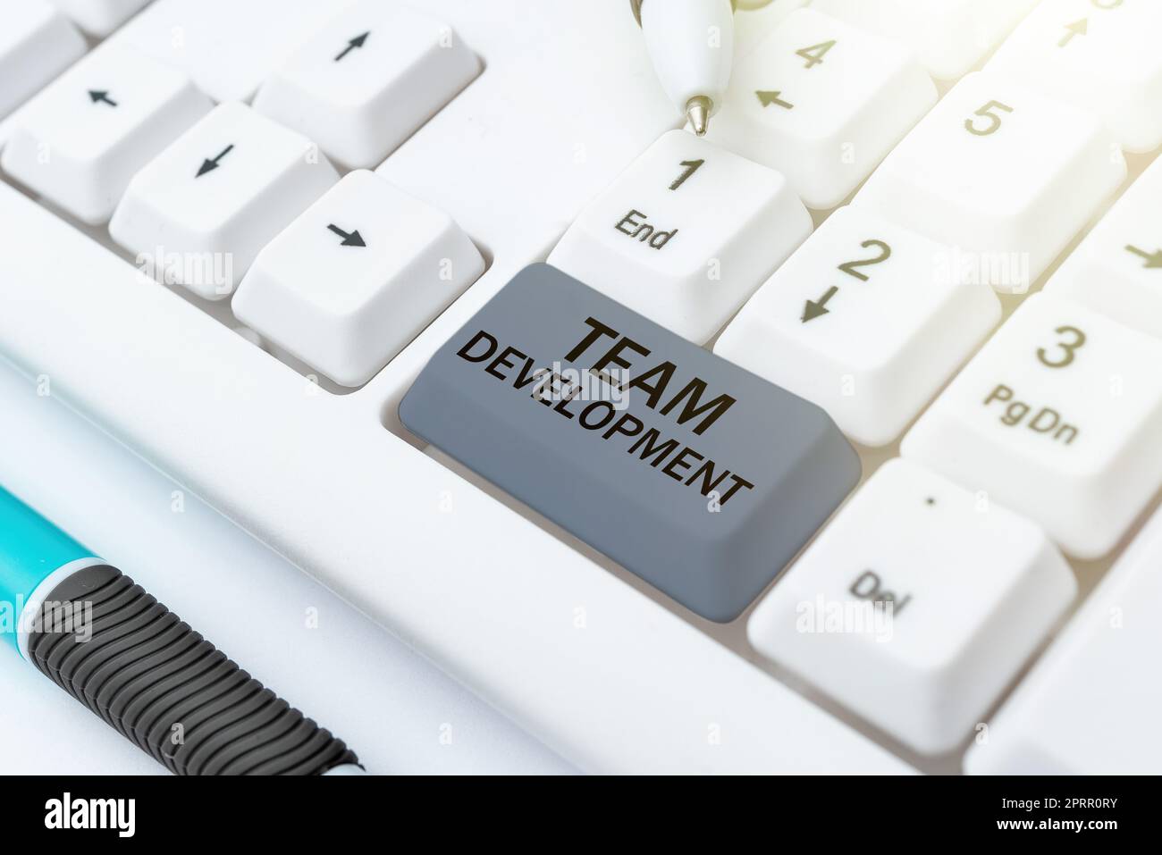 Testo che mostra ispirazione Team DevelopmentScoprite perché e come i piccoli gruppi cambiano nel tempo con i grafici. Panoramica aziendale Scoprite perché e come i piccoli gruppi cambiano nel tempo con i grafici Foto Stock