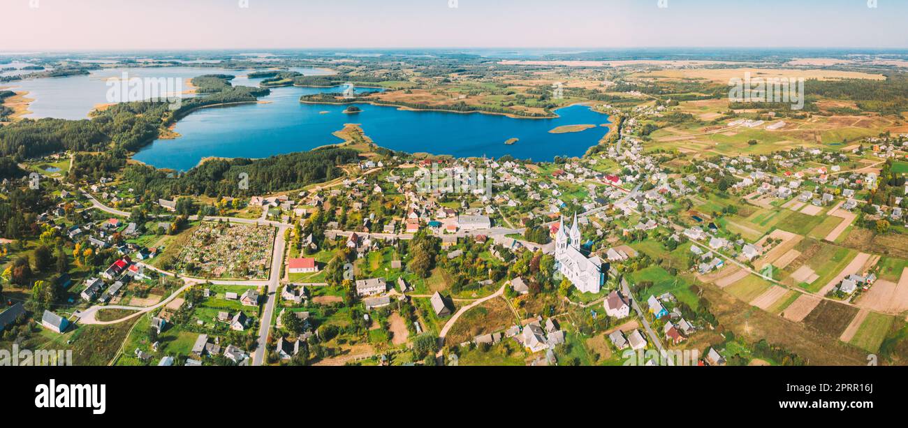 Slobodka, distretto di Braslaw, Vitebsk Voblast, Bielorussia. Vista aerea del lago Potsekh vicino al villaggio di Slobodka. Chiesa della Divina Provvidenza. Panorama Foto Stock