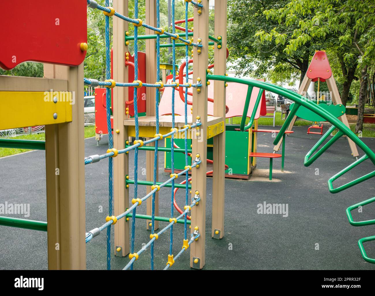 Complesso sportivo all'aperto per bambini moderno con scivolo, parete di corda Foto Stock