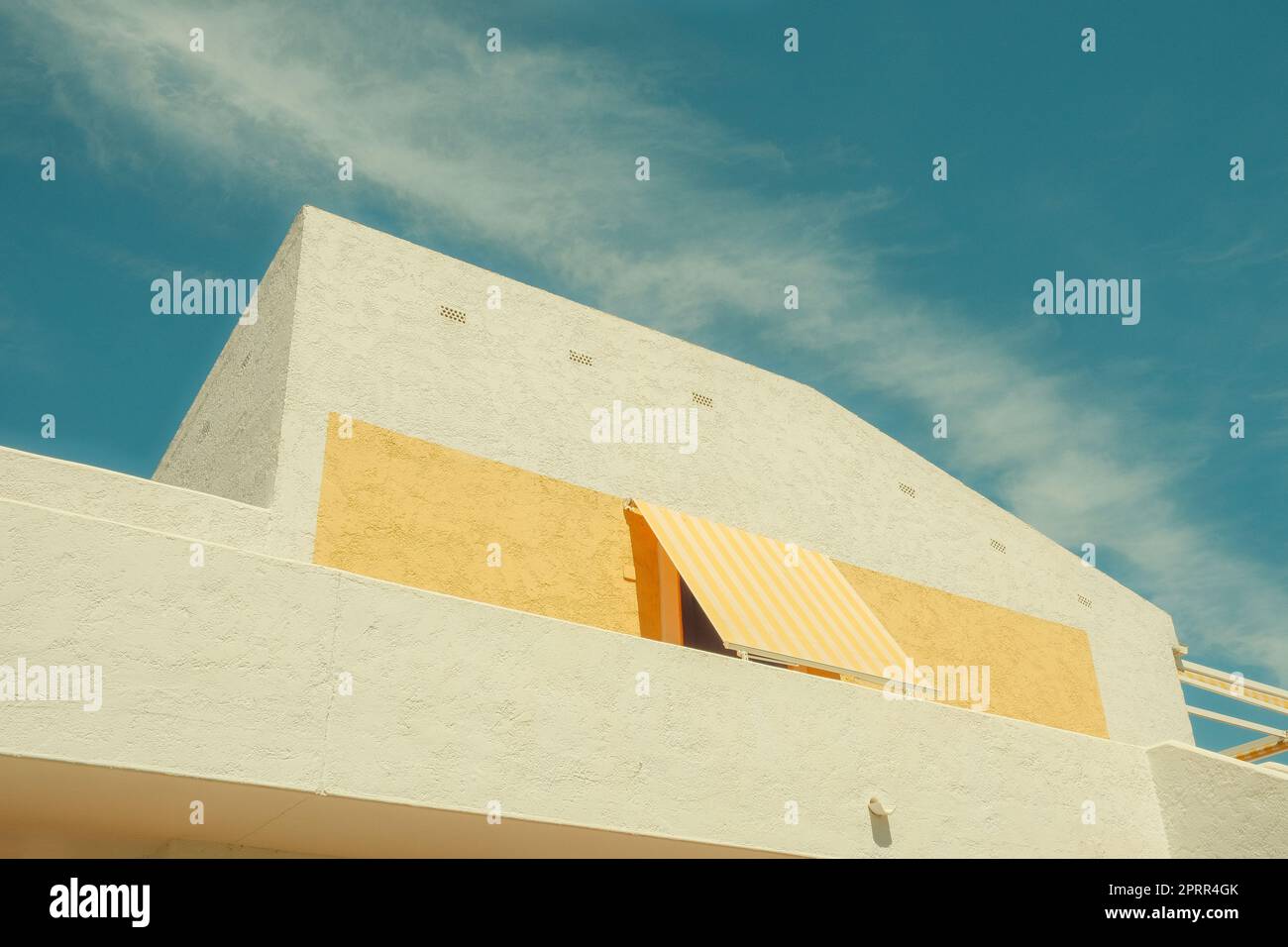 Particolare architettonico di casa mediterranea bianca con il mare in giornate di sole. Edificio dall'architettura minimale con dettagli sulla costa spagnola Foto Stock