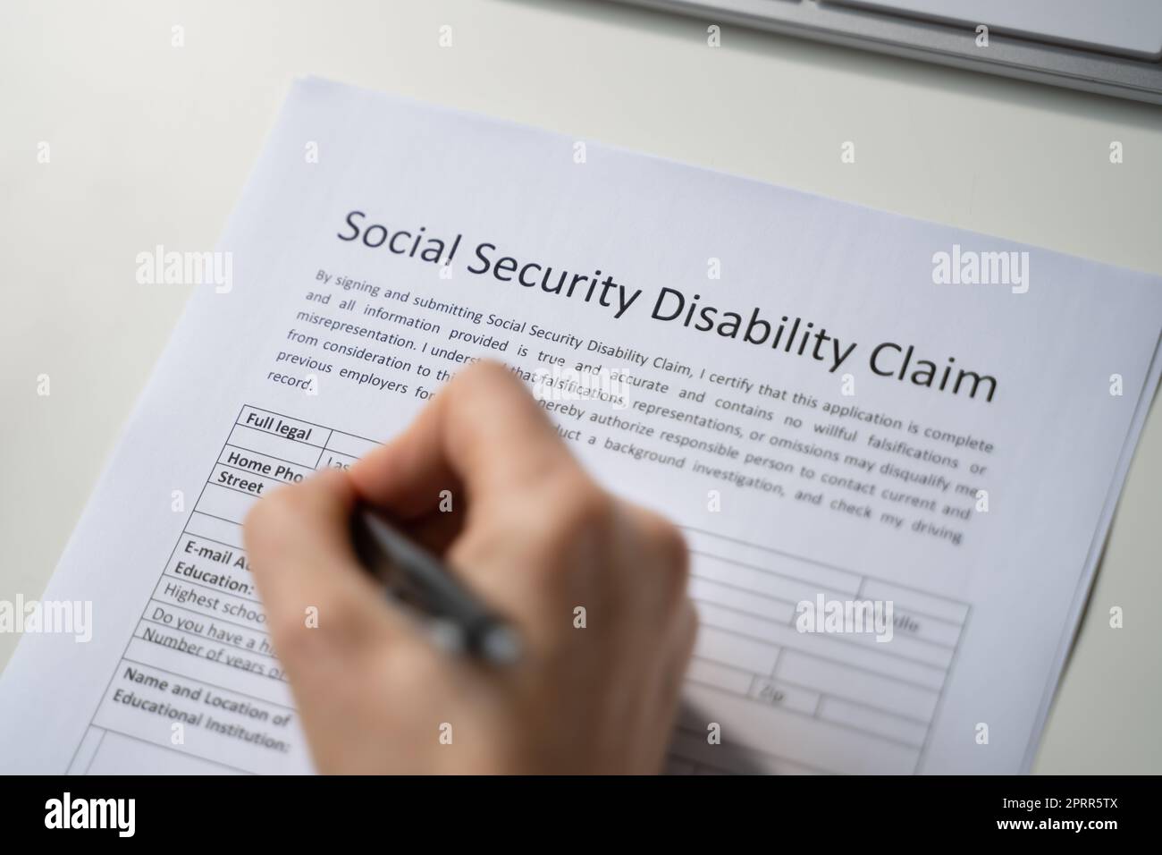 Close-up di persona il riempimento a mano le prestazioni di sicurezza sociale sotto forma Foto Stock