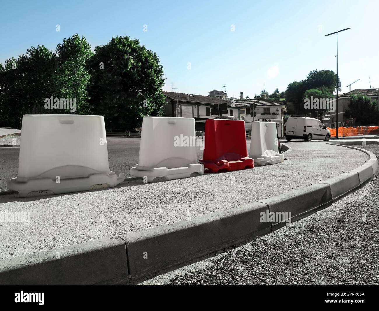 Strada con barriere di sicurezza in plastica sulla strada cittadina Foto  stock - Alamy