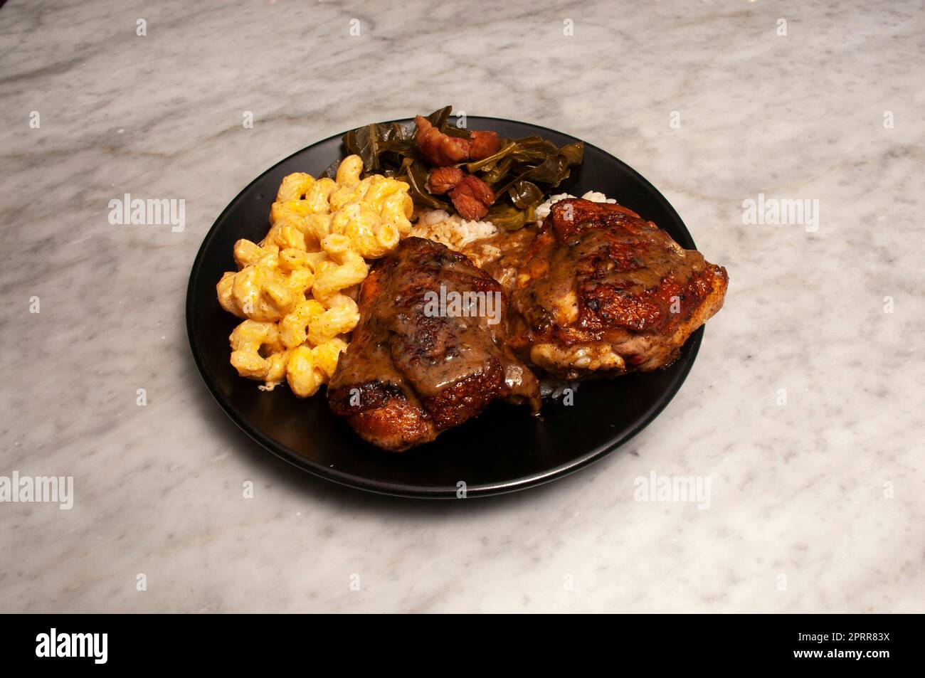 Delizioso pollo caldo e fresco alla griglia con sugo di carne Foto Stock