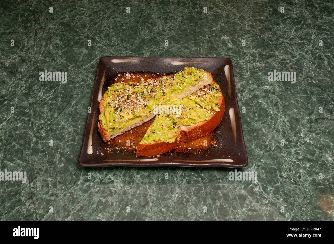 Piatto tradizionale e delizioso conosciuto come toast all'avocado Foto Stock