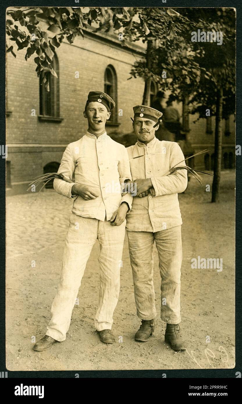 Europa, Deutschland, Hamburg, zwei deutsche Soldaten wahrscheinlich vom Infanterie-Regiment Hamburg ( 2. Hanseatisches ) Nr. 76 , Grundausbildung, Musketiere, Postkarte, verschickt am 17.06.1915 . / Europa, Germania, Amburgo, due soldati tedeschi probabilmente dal reggimento di fanteria Amburgo n ° 76 (2. Reggimento di fanteria anseatica ) , formazione di base, moschettieri, cartolina, inviata 17.06.1915 . Foto Stock