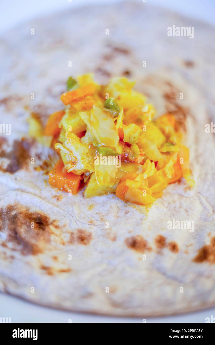 Mescolare le verdure servite con Chapati. Messa a fuoco selettiva Foto Stock