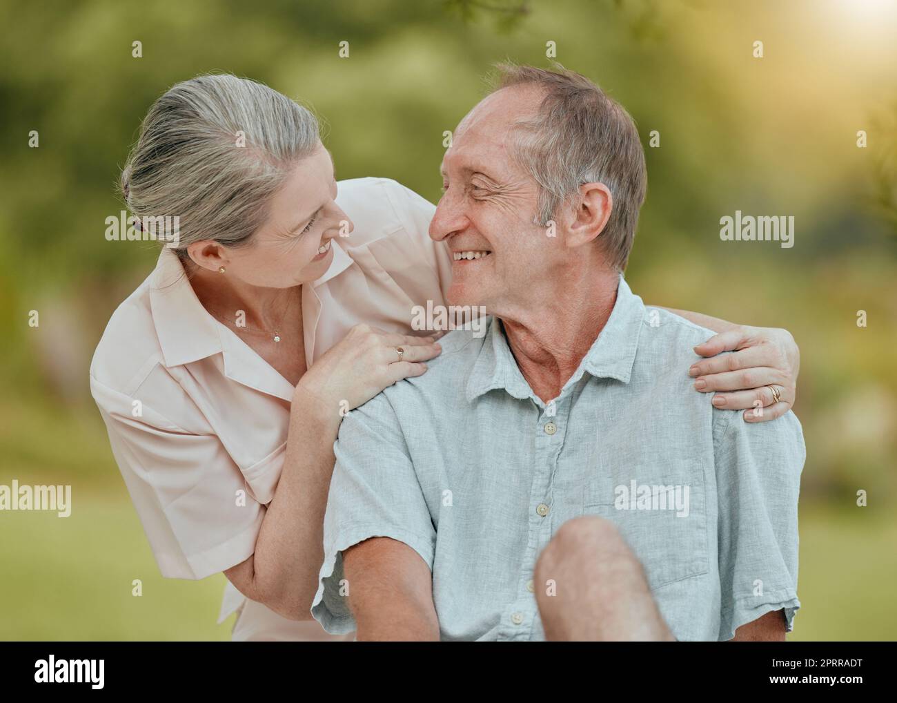 Anziano, coppia e sorriso di pensione, amore e cura nella natura insieme sentirsi felici. Anziano matrimonio di una moglie e un uomo sorriso con felicità e qu Foto Stock