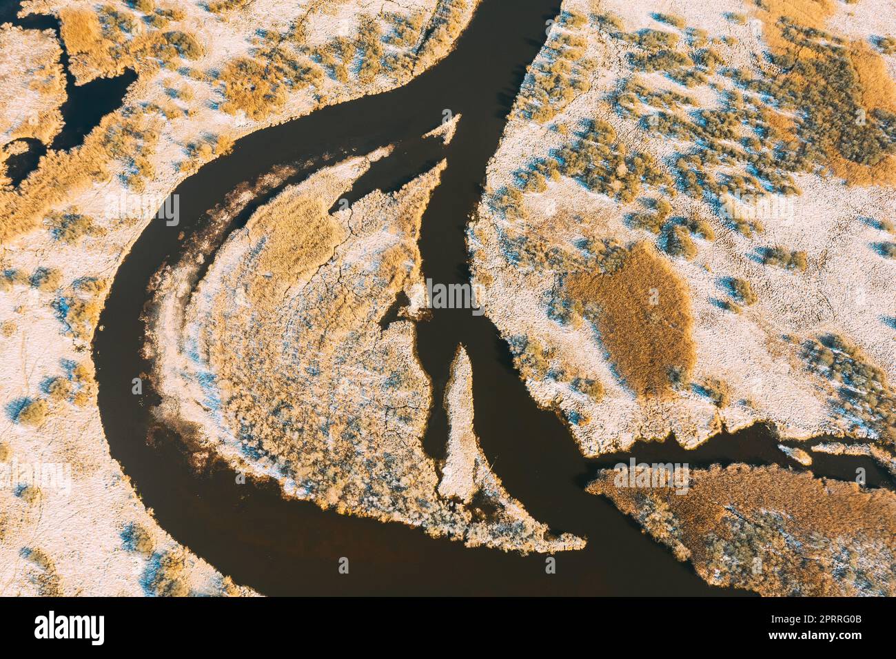Bielorussia. Vista aerea della piccola isola e del paesaggio del fiume curvo all'inizio della primavera. Vista dall'alto. Marsh Bog. Vista drone. Vista dall'alto Foto Stock
