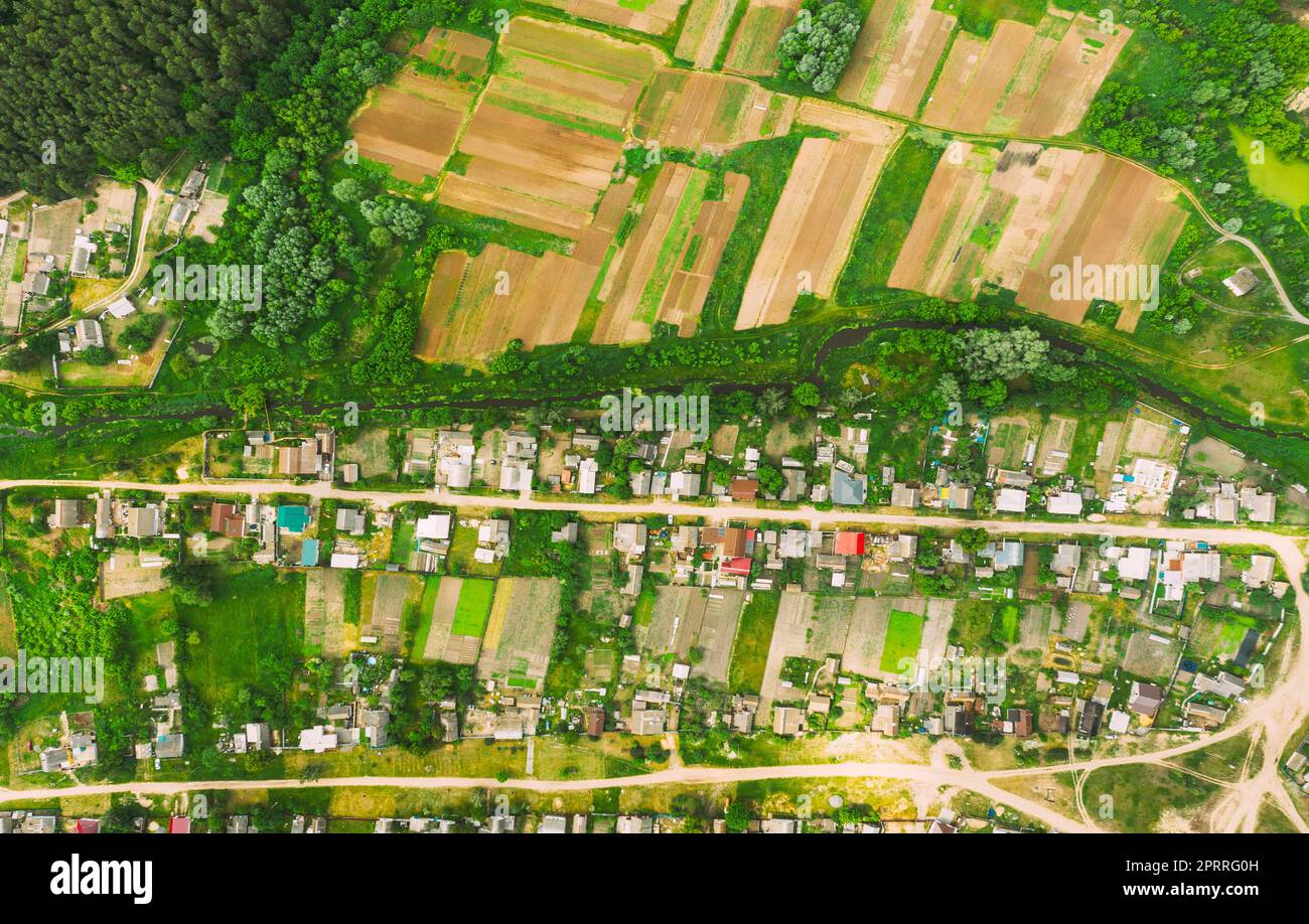 Vista aerea dei Giardini vegetali nella piccola città o villaggio. Skyline in estate sera. Village Garden Beds in Bird's-eye View Foto Stock