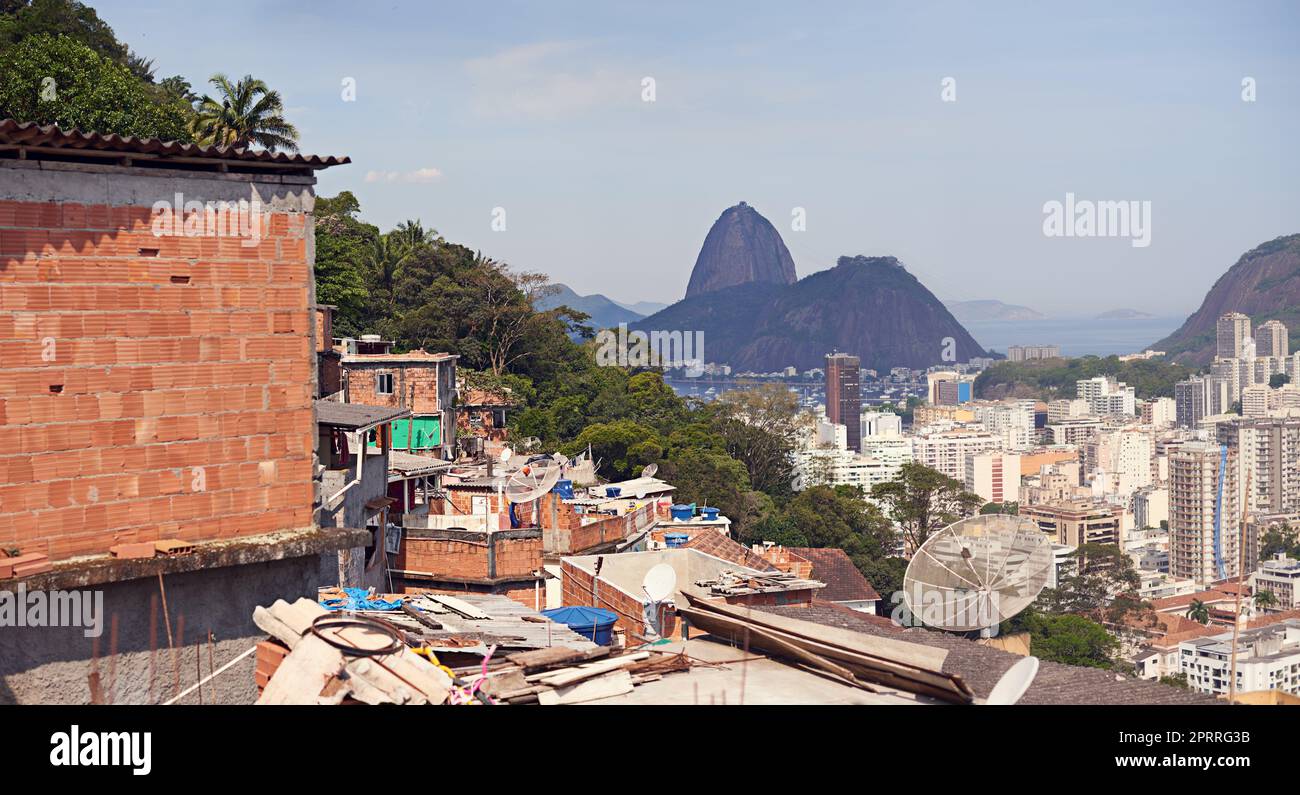 Una parte della città è ancora piena di povertà. Baraccopoli su una montagna a Rio de Janeiro, Brasile. Foto Stock