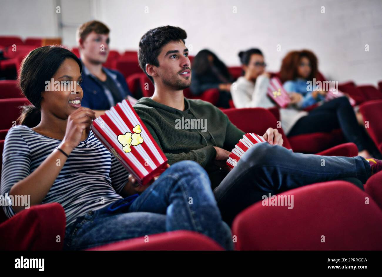 Guarda le ultime novità sul grande schermo. Chi guarda un film al cinema. Foto Stock