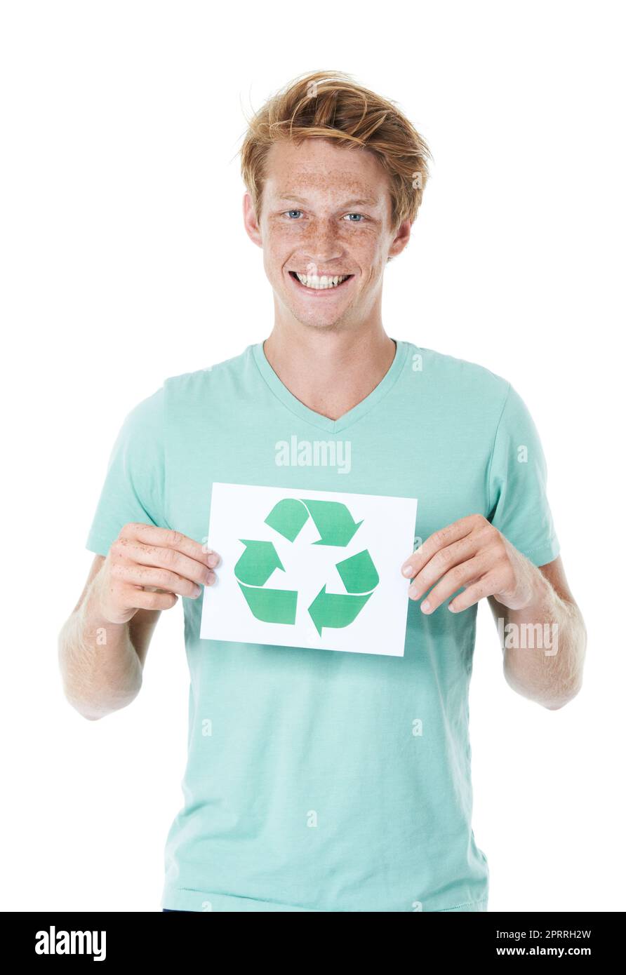 Ridurre, riutilizzare, riciclare. Un giovane felice uomo dalla testa rossa che tiene in mano un cartello di riciclaggio - ritratto. Foto Stock