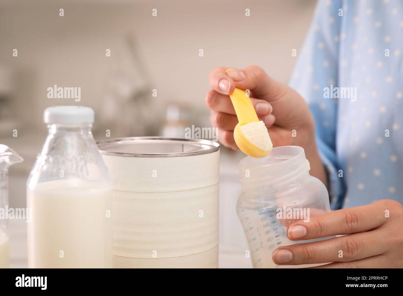 Donna che prepara latte in polvere per neonati in ambienti chiusi, primo  piano. Latte per bambini Foto stock - Alamy