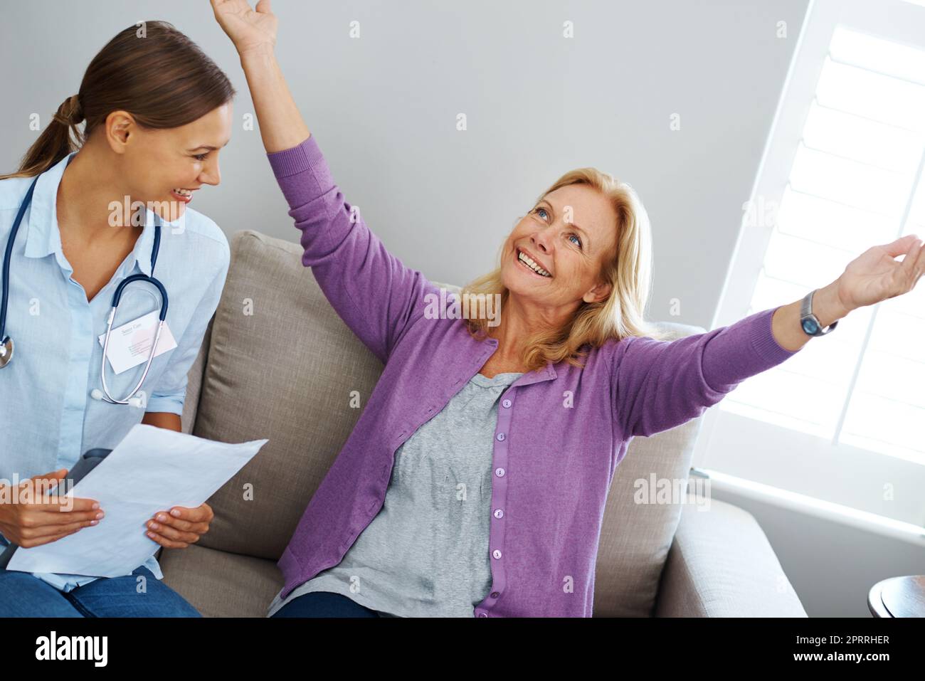 Im free. Una donna soddisfatta dal feedback dell'infermiera. Foto Stock