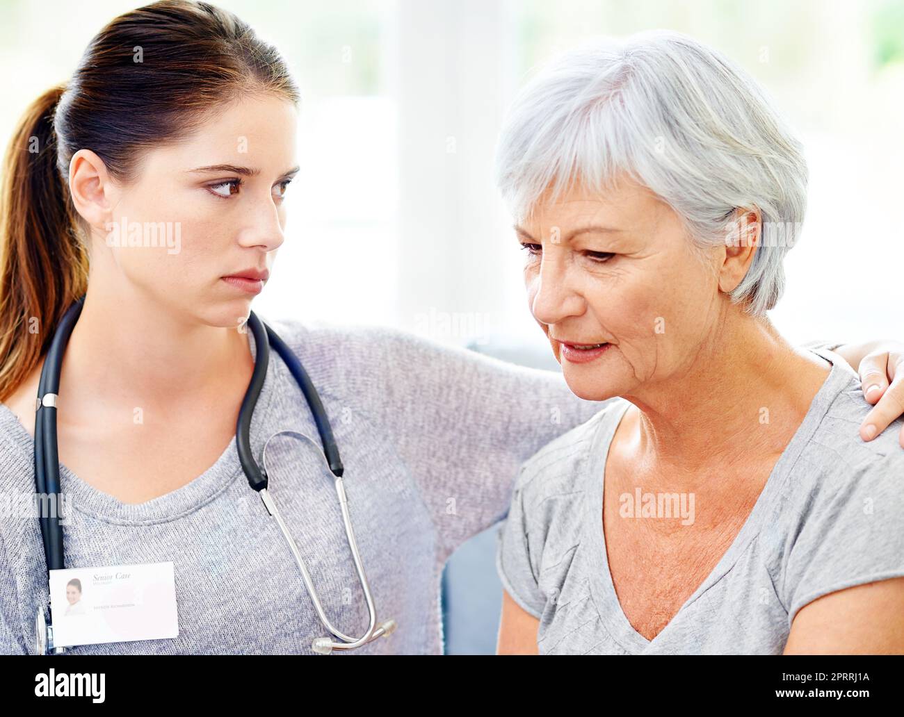 Avevo paura che itd fosse questo... Un medico che confortava un paziente anziano dopo alcune cattive notizie. Foto Stock