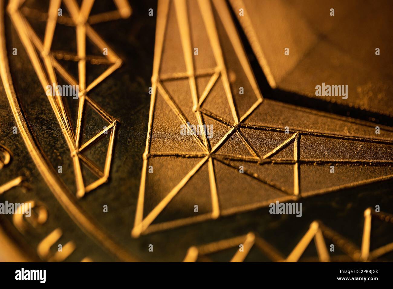 vista dall'alto dettaglio macro estremo del logo del simbolo della moneta d'oro in ethereum cripto Foto Stock