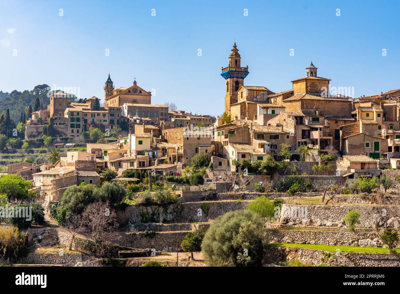 Bella vista delle scale e degli edifici a Valldemossa, Maiorca Spagna in una giornata di sole Foto Stock