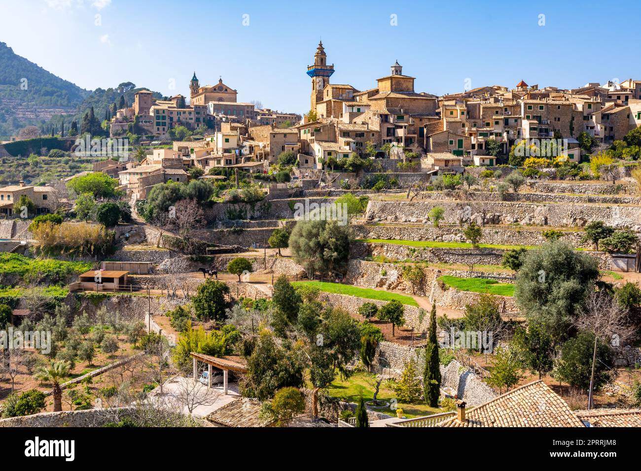 Bella vista delle scale e degli edifici a Valldemossa, Maiorca Spagna in una giornata di sole Foto Stock