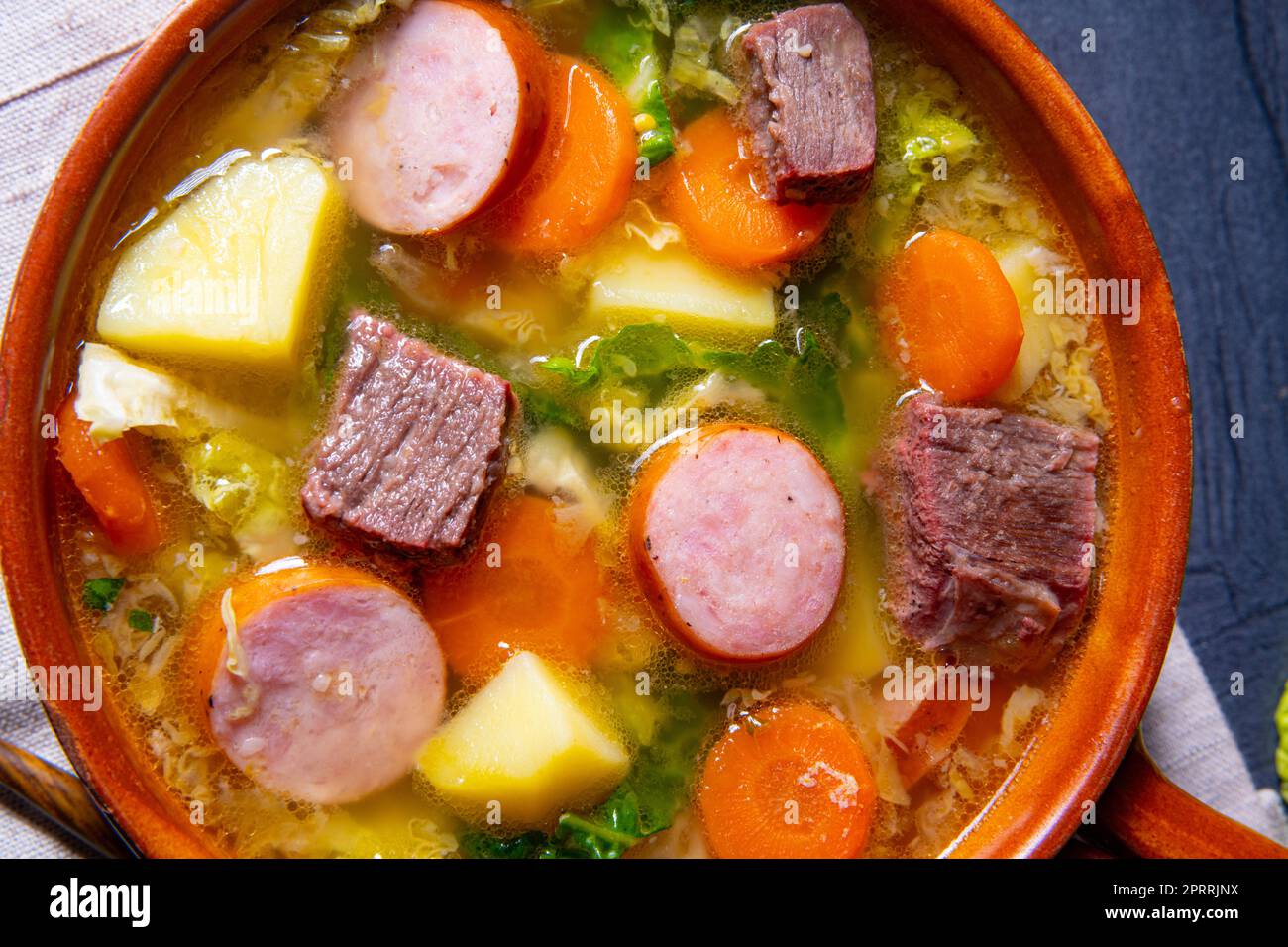 Delizioso stufato di cavolo di savoia in un recipiente rustico Foto Stock