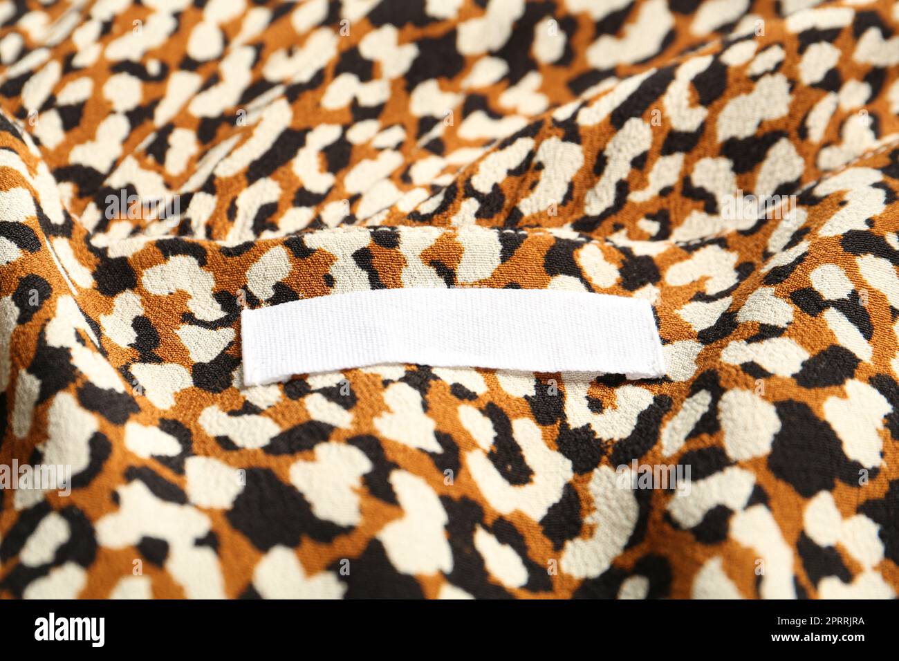 Etichetta di abbigliamento vuota su abbigliamento elegante, primo piano Foto Stock