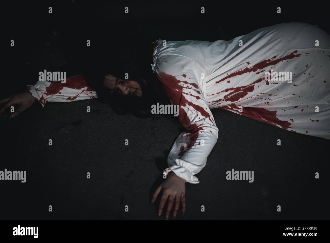 Orrore donna assetata di sangue fantasma orrore lei morte e spaventoso di notte Foto Stock