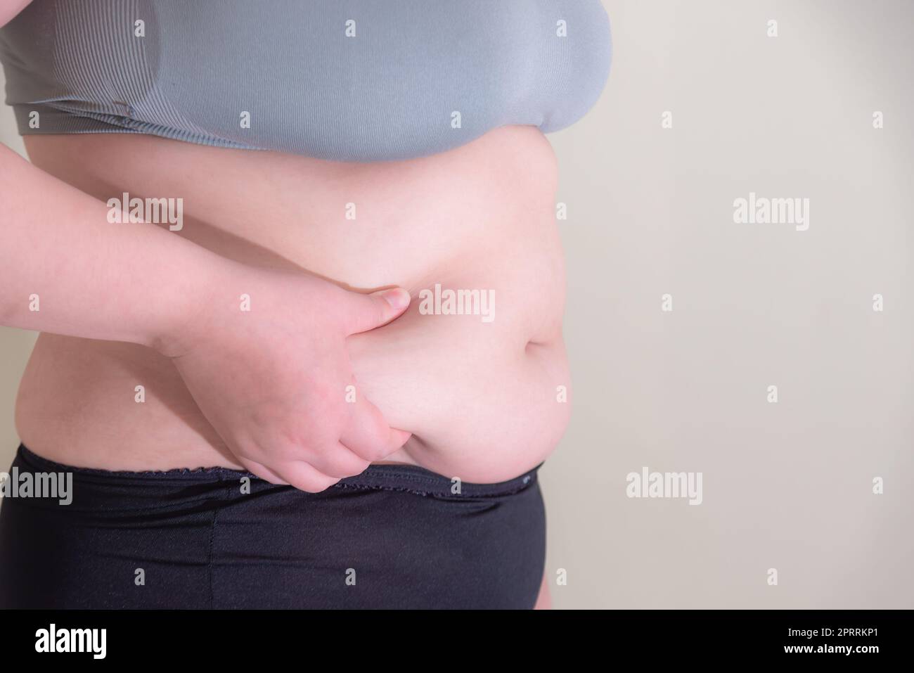 Donna grassa, forma il muscolo sano dello stomaco e lo stile di vita di dieta, per ridurre il concetto di pancia. Foto Stock